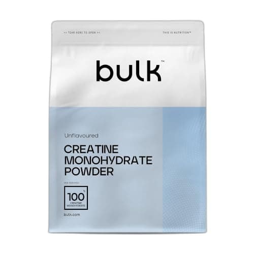 Weiß-blauer Standbeutel bulk Creatine Monohydrate Powder, unflavoured, vor weißem Hintergrund