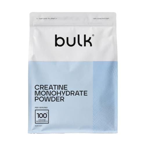 Weiß-blauer Standbeutel bulk Creatine Monohydrate Powder vor weißem Hintergrund