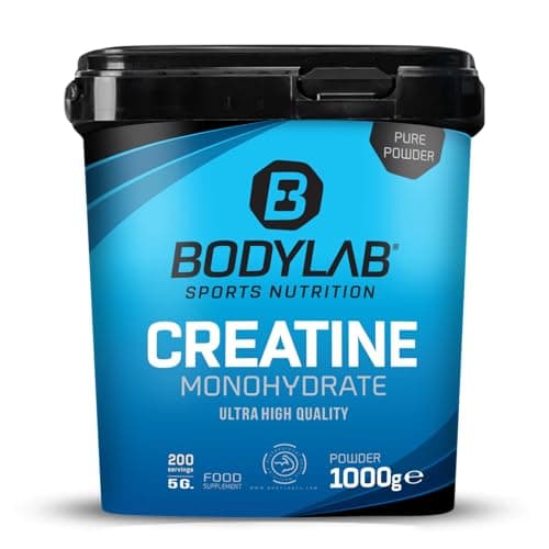Blauer Bodylab Eimer Creatine Monohydrate Pulver 1000 g mit schwarzem Deckel, weißer Hintergrund