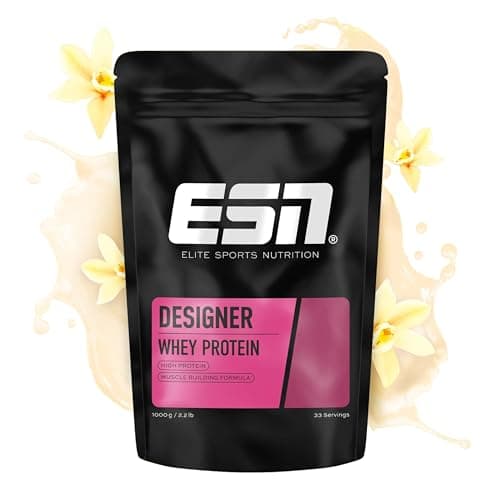 Schwarzer ESN Designer Whey Protein Beutel mit pinkem Etikett, Vanilleblüten und Milchspritzer im Hintergrund