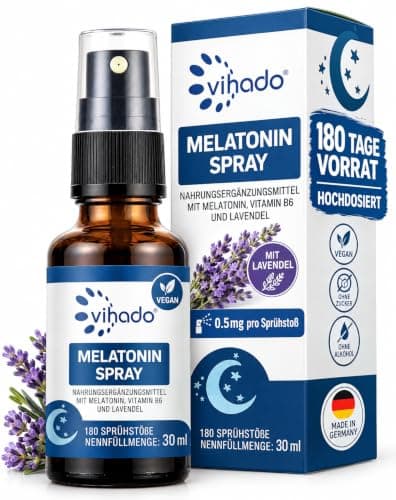 Braune Sprühflasche Vihado Melatonin Spray mit blauer Faltschachtel und Lavendelblüten vor weißem Hintergrund
